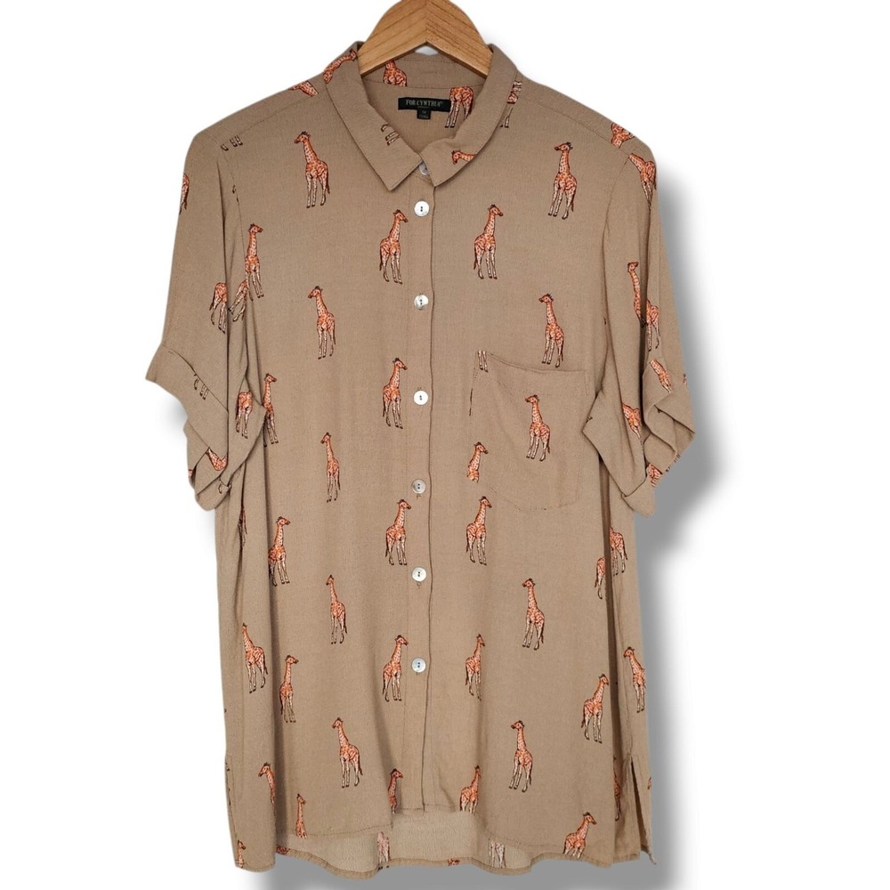 For Cynthia Button-Up Shirt Size 1X Tan Giraffe Novelty Print Short Sleeve Zoo